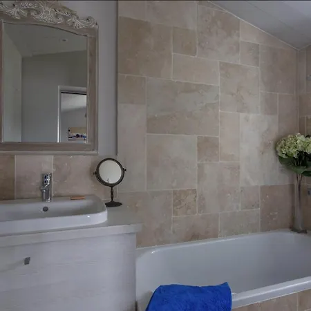 Villa Beautiful 4br With Jacuzzi Near The