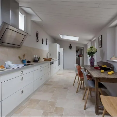 Beautiful 4br With Jacuzzi Near The 别墅