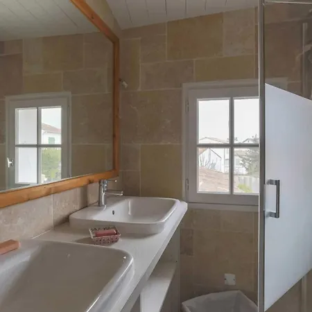 Beautiful 4br With Jacuzzi Near The 别墅