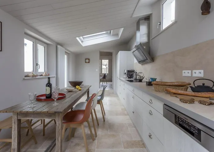 Villa Beautiful 4br With Jacuzzi Near The